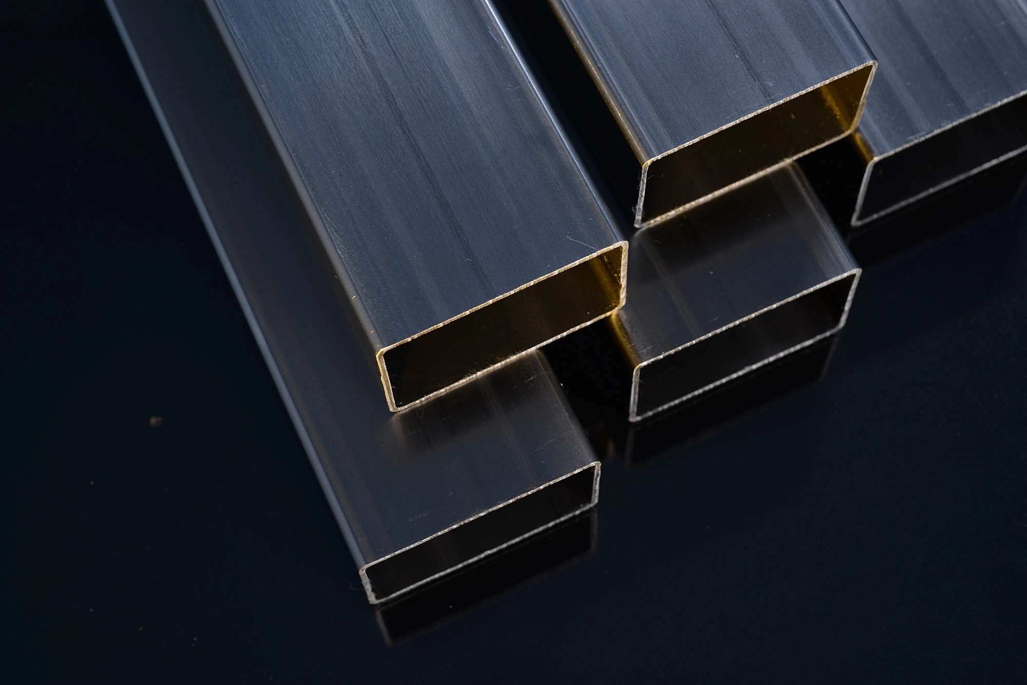 Tubo de aço retangular: aplicações, vantagens e onde utilizar Qualidade garantida em produtos de aço O tubo de aço retangular é mais do que uma peça de estrutura. É um elemento técnico com papel fundamental na construção de soluções industriais duráveis, versáteis e eficientes. Seja em implementos agrícolas, móveis metálicos, sistemas de movimentação ou chassis automotivos, esse perfil entrega confiabilidade e precisão. Acesse nossa página de produtos