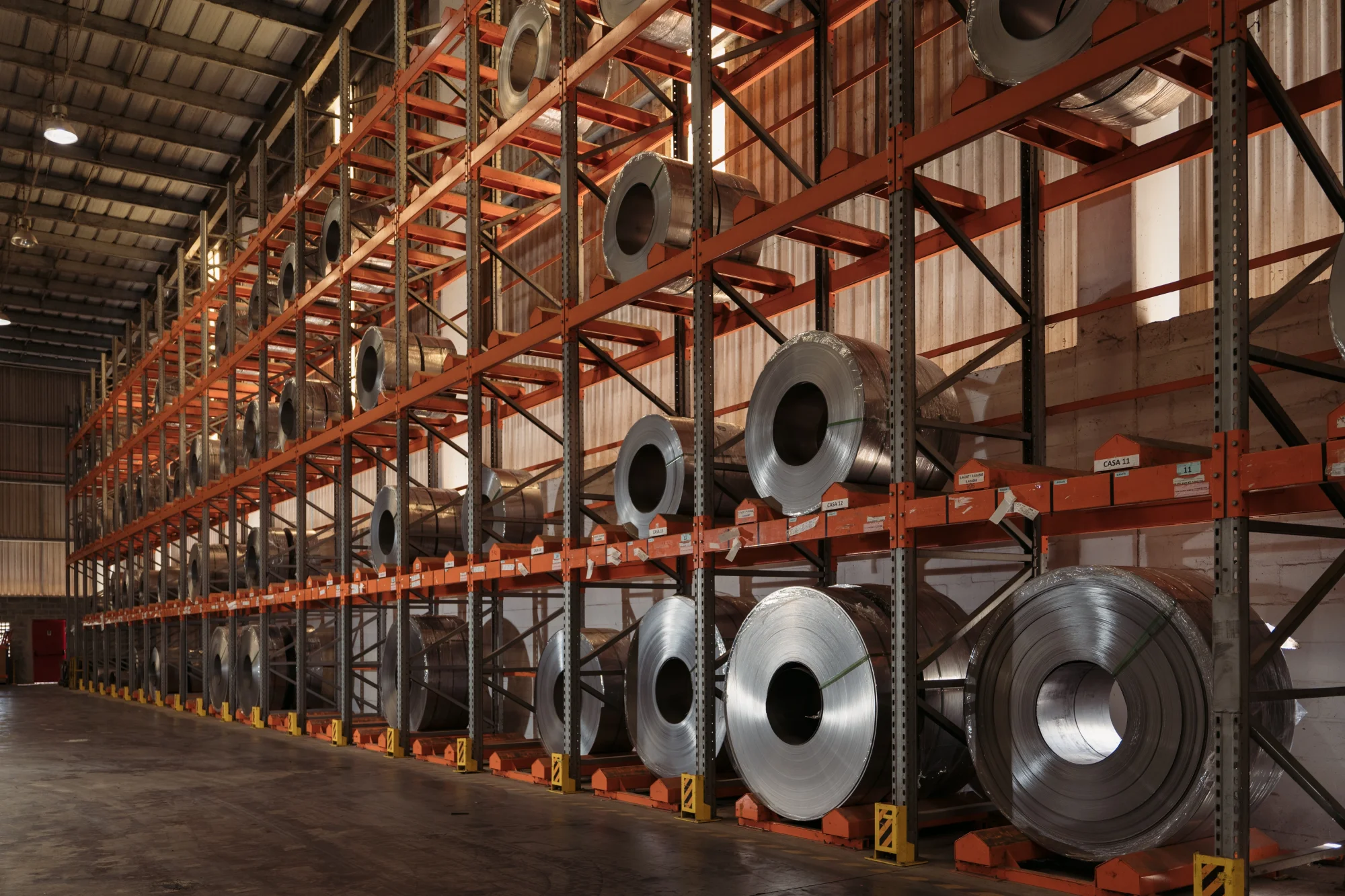 Tubos de a�o organizados em �rea industrial, prontos para separa��o e expedi��o. 